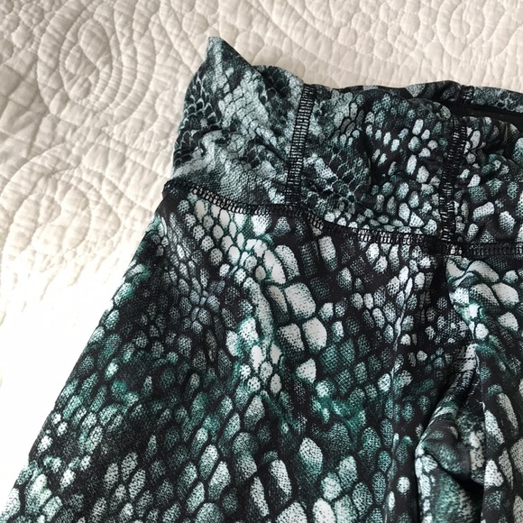 STRUT THIS PYTHON PANT LEGGINGS - ONE SIZE - Picture 3 of 7